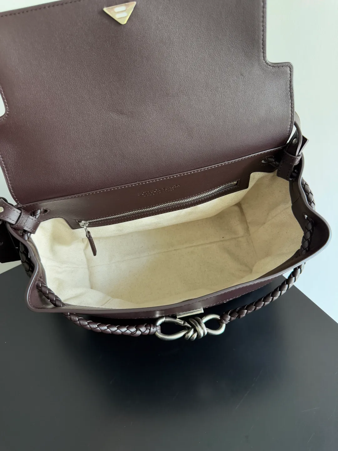 Batch 2460 BOTTEGA VENETA Bottega Veneta's 2025 new product for men ANDIAMO Bottega Veneta's main recommendation is undoubtedly the Andiamo small size. The first new favorite of the 2025 new product is a men's figure buckle bag. It can be seen that the designer has used many small ideas. The detachable crossbody strap is very convenient. It is convenient for elite office workers to reduce the burden on their hands when carrying work logs and office supplies. The interior is divided into two large compartments and a small zippered compartment. Unlike the women's model, the compartments here are not removable. The fixed large single layer also makes it easier to pack lightly when going out to work, and avoids the accumulation of too many small items. Style number: 815781 Size: 29*20*13cm